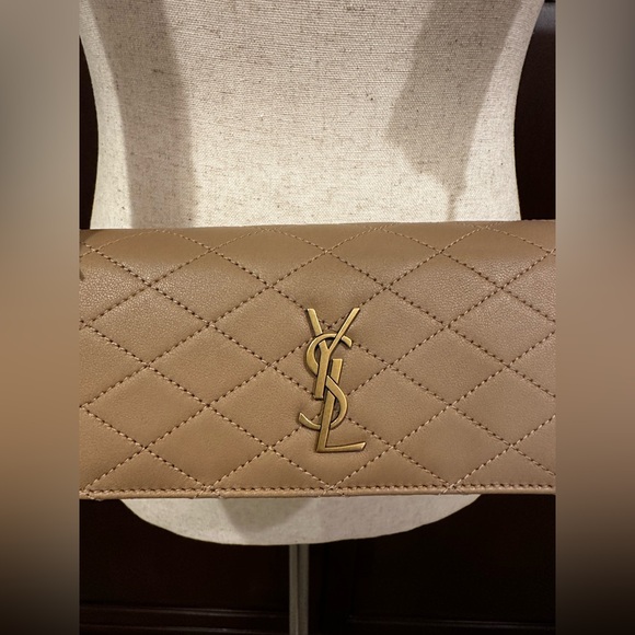💥💥💥SOLD💥💥💥Yves Saint Laurent Beige Quilted Clutch with Gold Chain - Picture 8 of 15